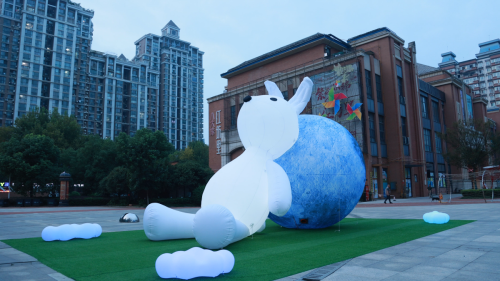 武漢驚現(xiàn)8米巨型玉兔！這個國慶，在八大家紅坊里邂逅萌趣月光
